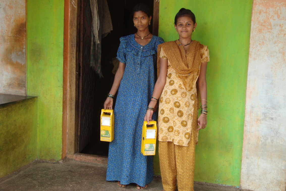 Adivasi-Frauen mit Solarlampen