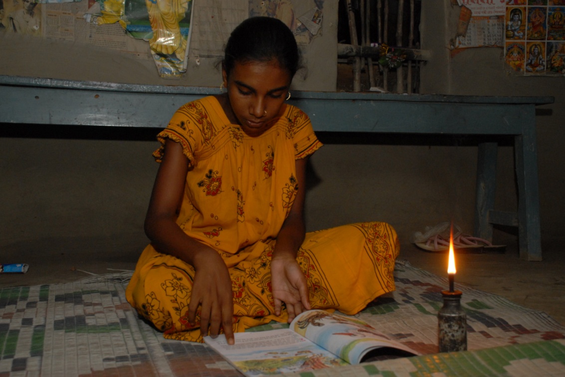 Lernendes Kind mit Petroleumlampe