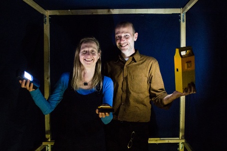 Sabine te Heesen und Georg Amshoff in der Solarbox, von Solarlampen beleuchtet