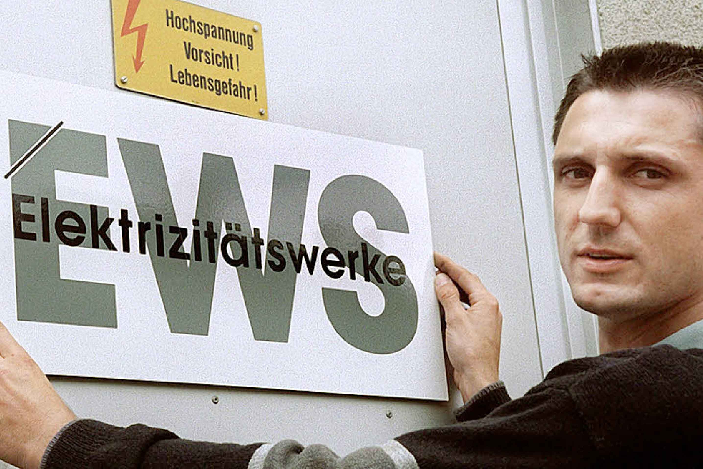 Martin Halm montiert 1997 das erste EWS-Firmenschild
