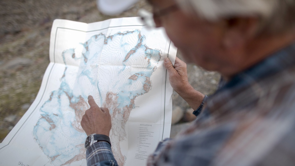 Der Gletscherforscher deutet auf eine historische Karte des Vernatgferners.