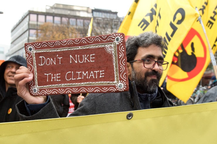 Kumar Sundaram mit seinem persönlichen Protestplakat auf der Demonstration am Rande der Klimakonferenz COP 23
