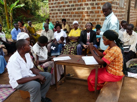 Dorfbewohner sitzen auf dem Dorfplatz zusammen und diskutieren