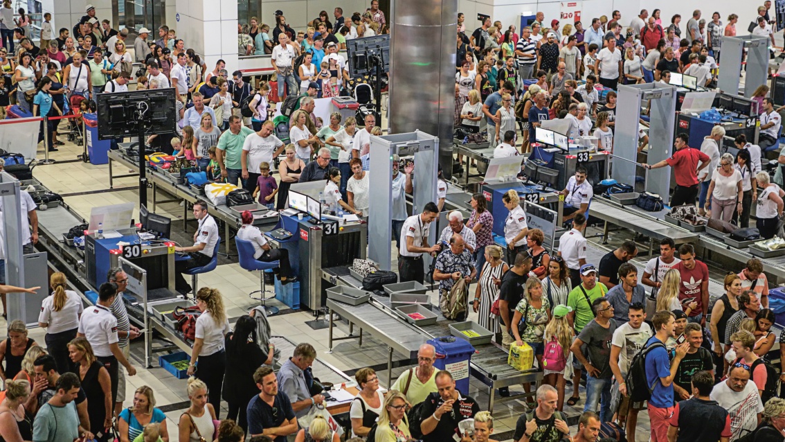 Tausende Urlauber warten bei der Sicherheitskontrolle am Flughafen.