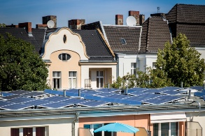 PV Anlagen auf dem Dach eines Mietshauses in Berlin Neukölln