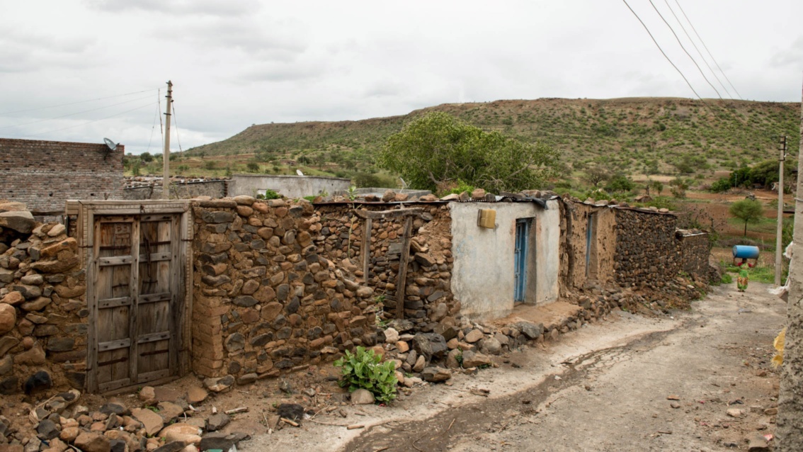 Verfallene kleine Häuser an einer Straße