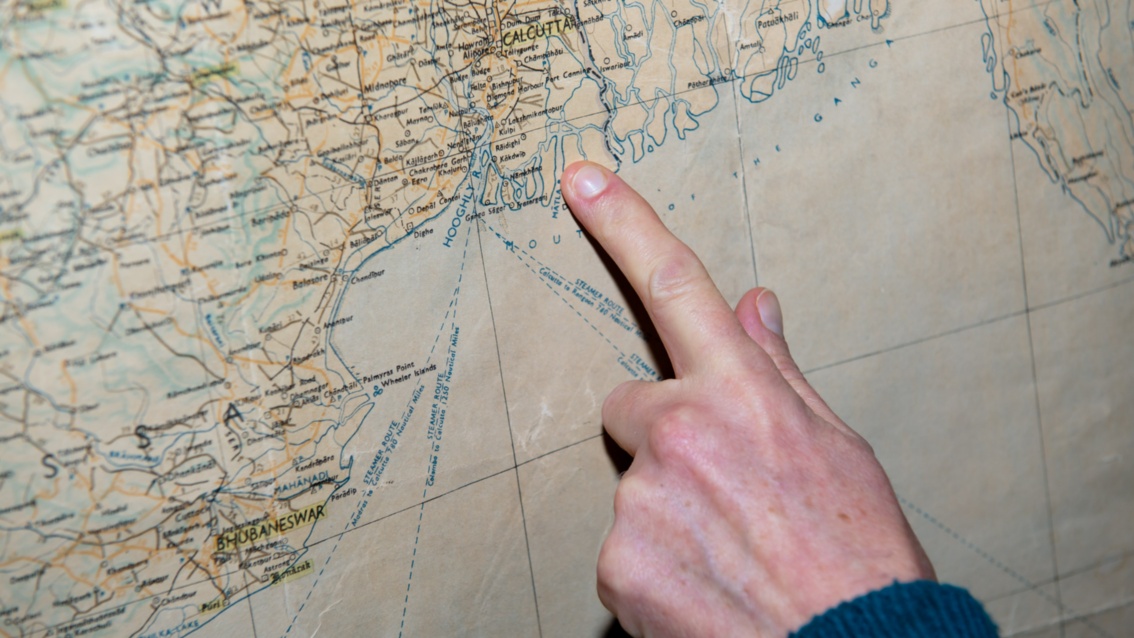 Ein Finger zeigt auf einer Landkarte auf eine Küstenlinie südlich von Kolkata.