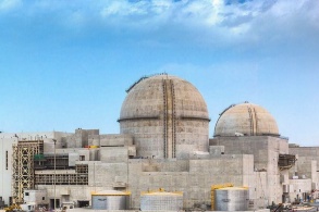 Baustelle des Atomkraftwerks bei strahlend blauen Himmel