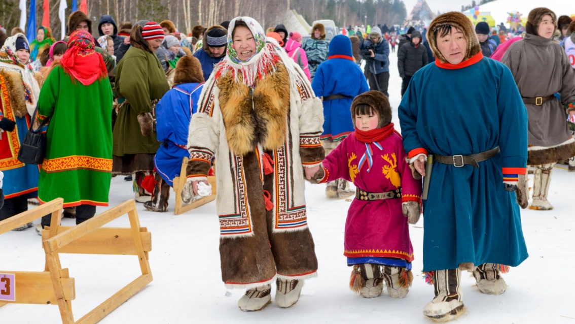 Eine traditionell gekleidete samische Familie stellt sich während eines Volkstreffens dem Fotografen.