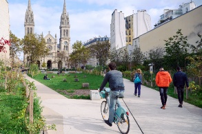 Ein gepflegter Stadtraum mit Wegen für Fußgänger und Radfahrer in Paris