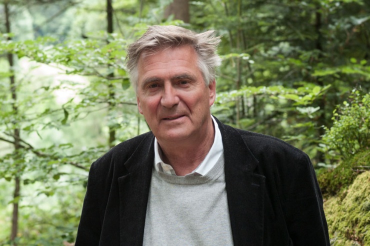Dr. Fritz Vorholz, im Hintergrund ein lichter Mischwald