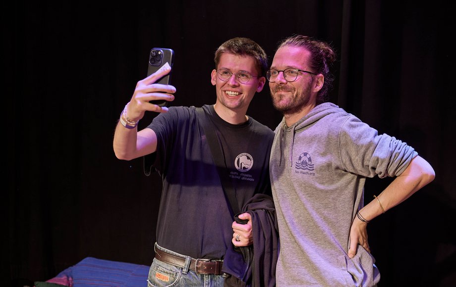 Zwei junge Männer machen ein Selfie.