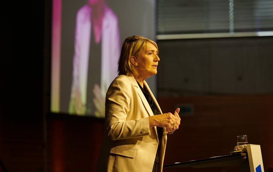Simone Peter auf der Bühne, seitlich im Profil