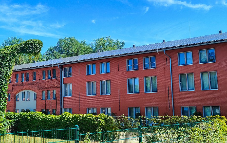 Mit PV ausgerüstetes rotes Ziegelgebäude