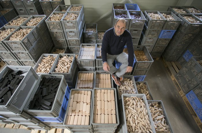 Stefan Ganzmann im Lager, in dem Boxen voller Bürsten stehen.