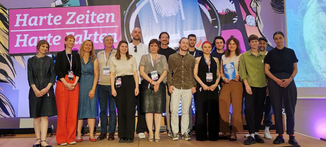 Zu sehen sind die 2025 vom Netzwerk Klimajournalismus Deutschland ausgezeichneten Preisträger:innen.