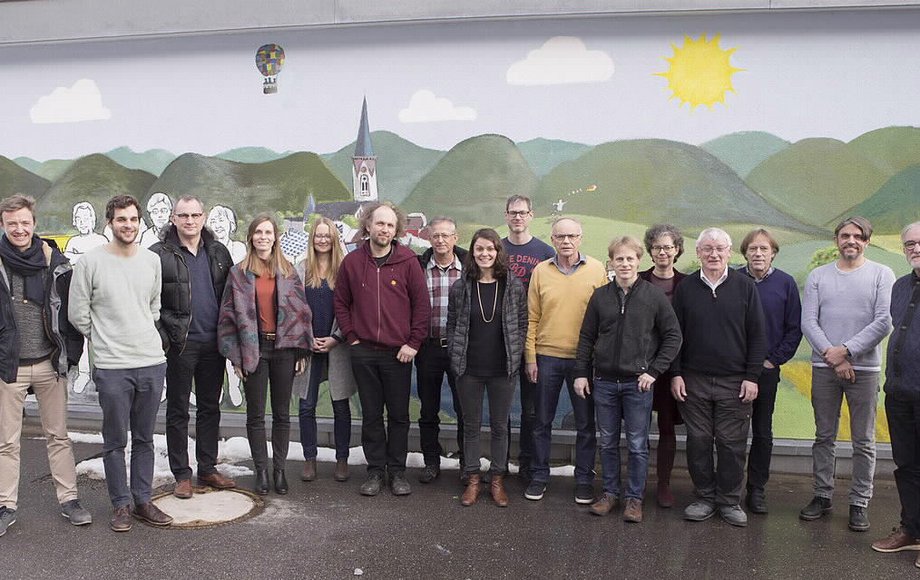 Gruppenfoto von Projektpartner:innen und Teilnehmer:innen der Schönauer Energiegemeinschaft.