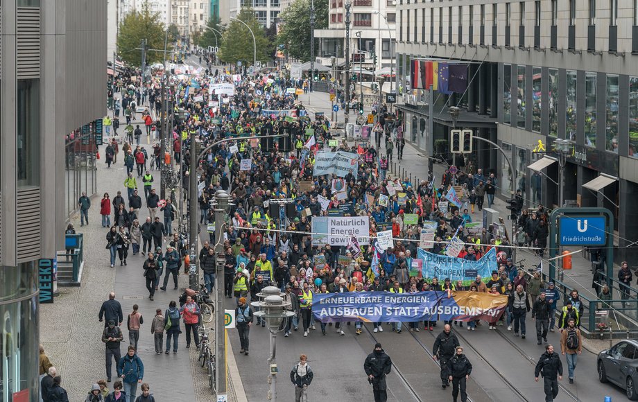 Demozug in der Friedrichstraße, von oben zu sehen