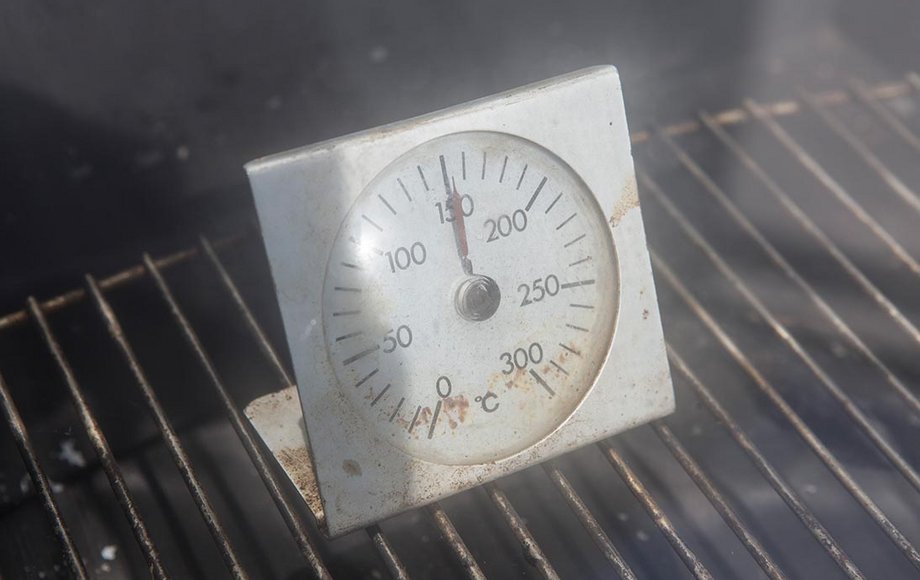 Ofenthermometer zeigt 150 °C