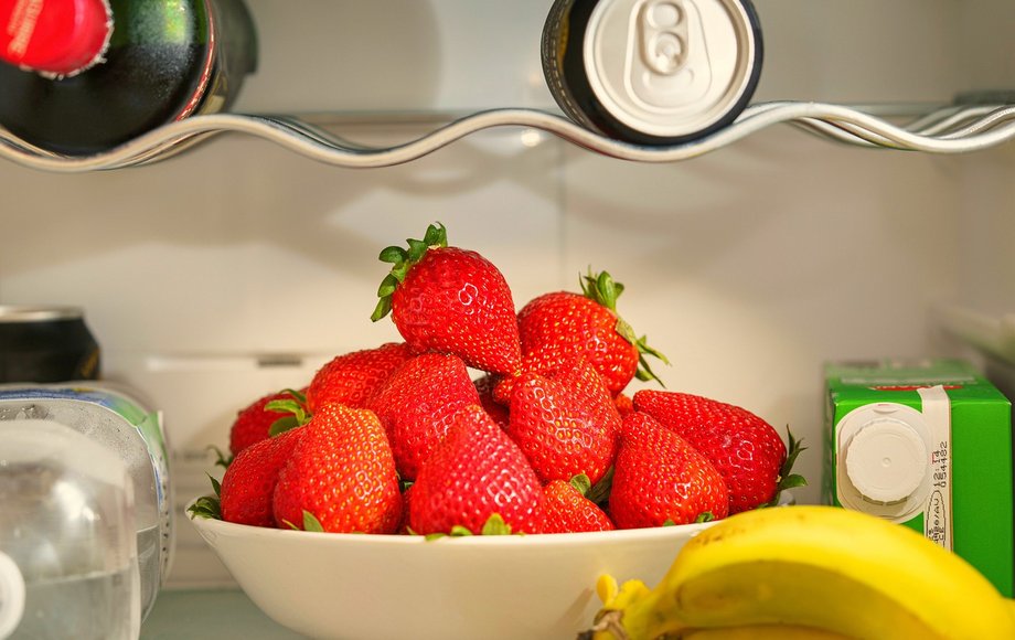 Innenansicht Kühlschrank, Schale mit Erdbeeren