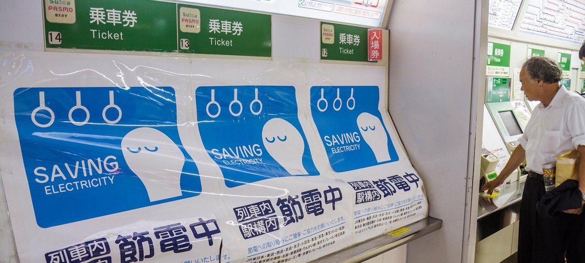 Automaten in Tokio sind verhängt mit Plakaten mit Energiesparhinweisen