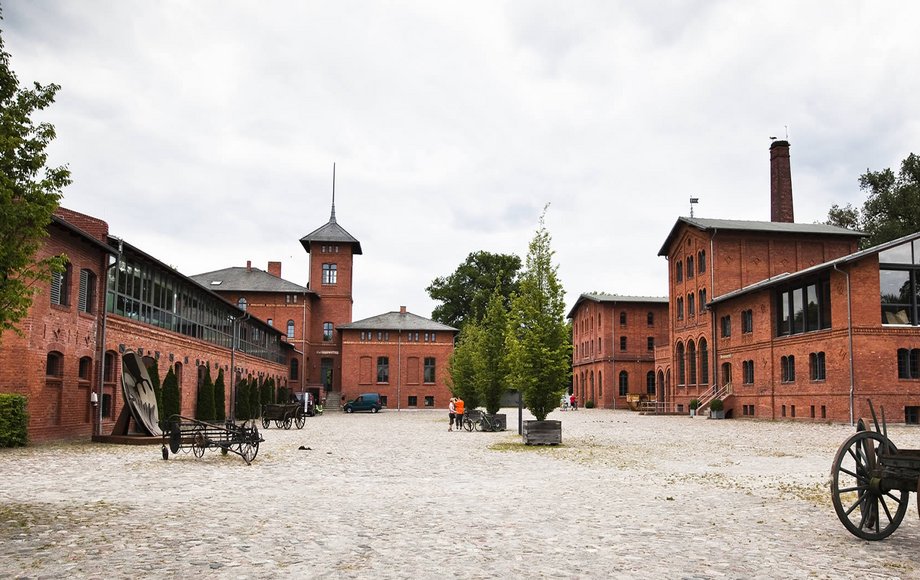 Modern sanierter Hof mit Ziegelgemäuern