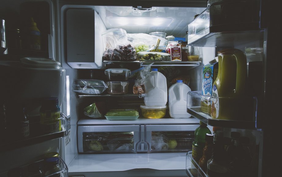 Blick in einen geöffneten Kühlschrank