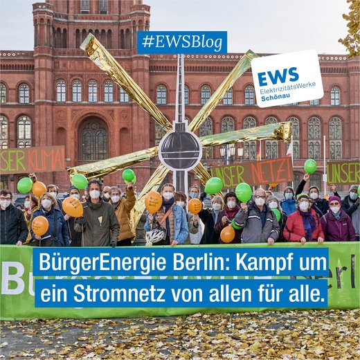 Gruppenfoto der BürgerEnergie Berlin vor dem Roten Rathaus.