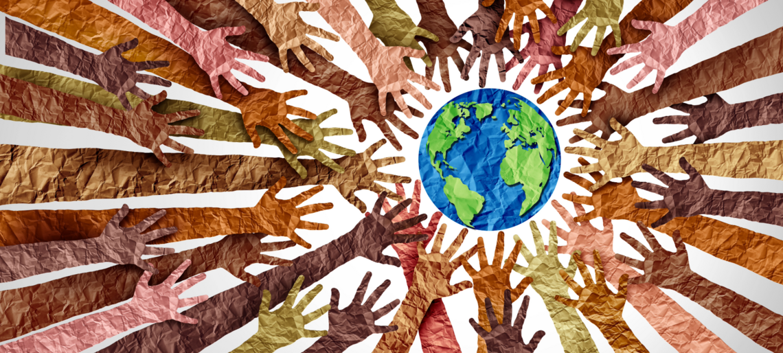 Visualisierung Klimagerechtigkeit: Stilisierte Grafik von Armen und Händen unterschiedlicher Hautfarbe, die alle zu einer Erdkugel ausstrecken