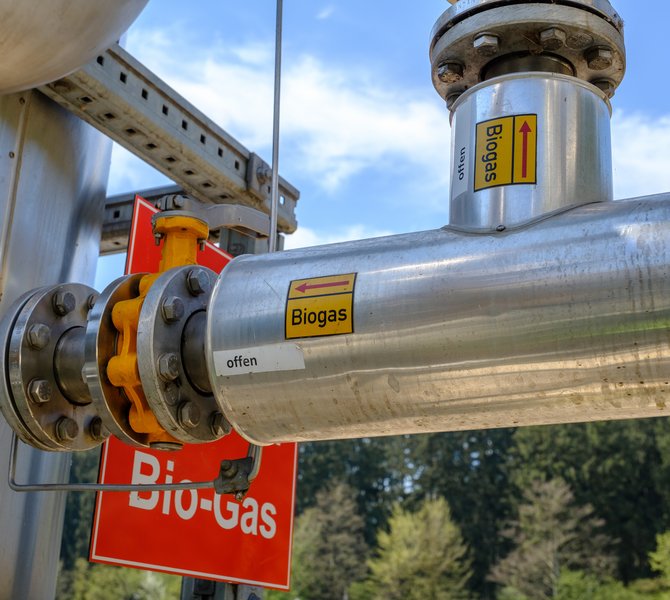 Rohre, die mit Biogas beschriftet sind