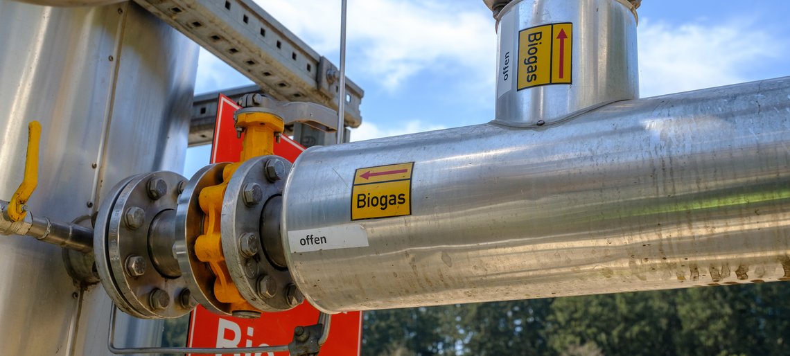 Rohre, die mit Biogas beschriftet sind