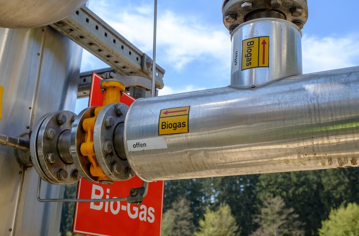 Rohre, die mit Biogas beschriftet sind