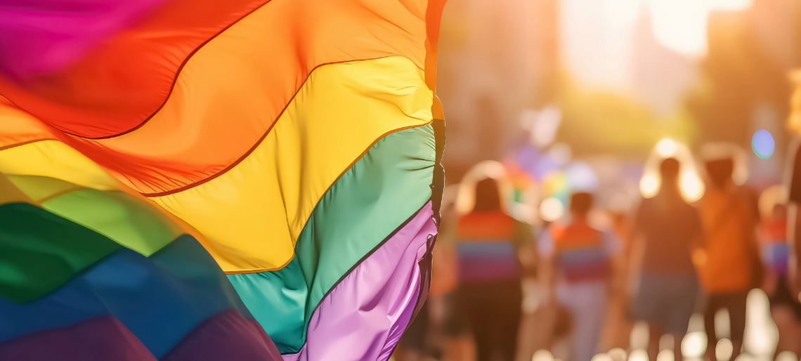 Regenbogenflagge auf einer LGBQ-Demo