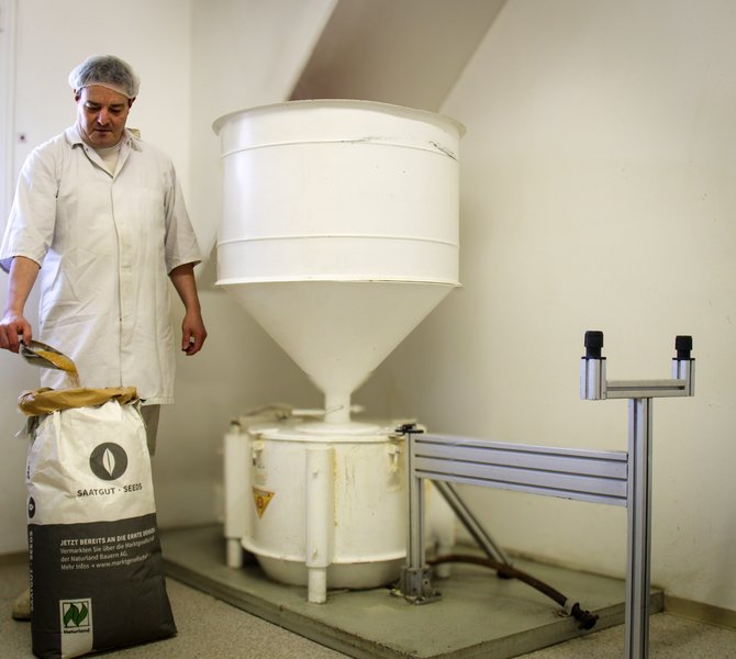 Mann in Weiß an großer Maschine