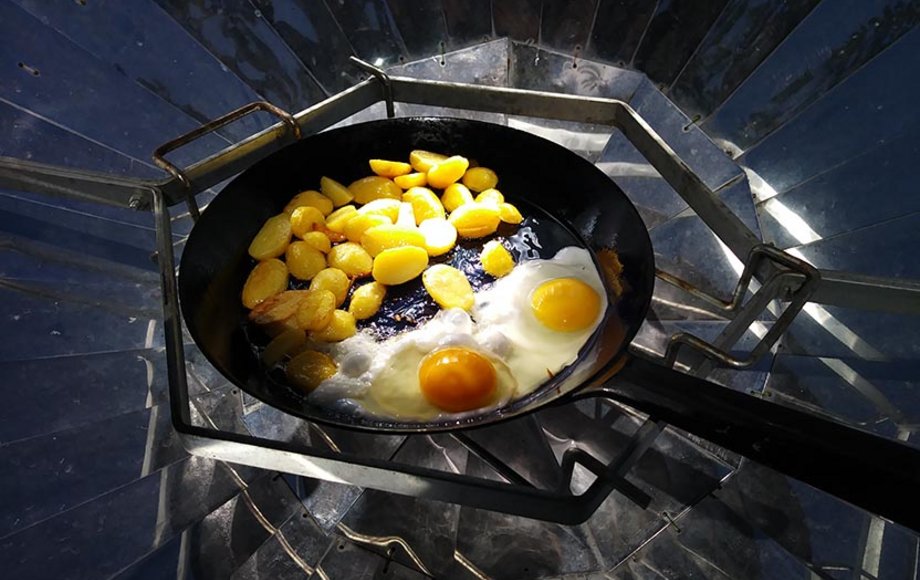 Pfanne mit Bratkartoffeln und Spiegelei