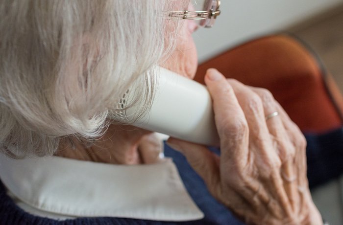 Ältere Dame am Telefon