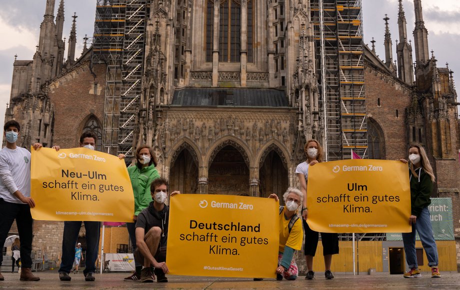 Gruppe, in Aktions-T-Shirts gekleidet, mit Spruchtafeln vor dem Ulmer Münster