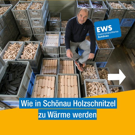 Mann sitzt auf Kisten voller Holzteile