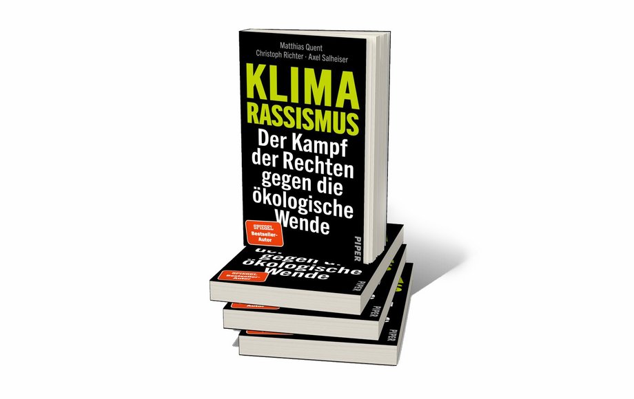 Stapel Buchausgaben von „Klimarassismus“ vor weißem Hintergrund