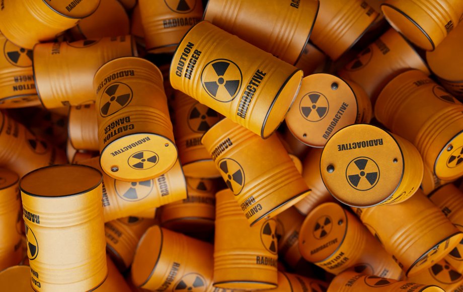 Gelbe Fässer mit radioaktivem Material ungeordnet gestapelt