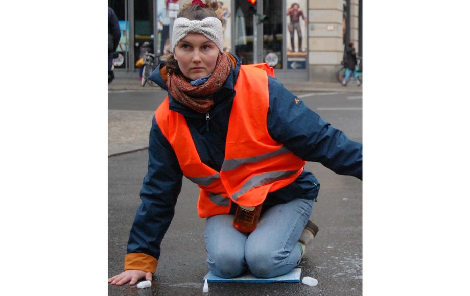 Zoe Ruge während einer Straßenblockade