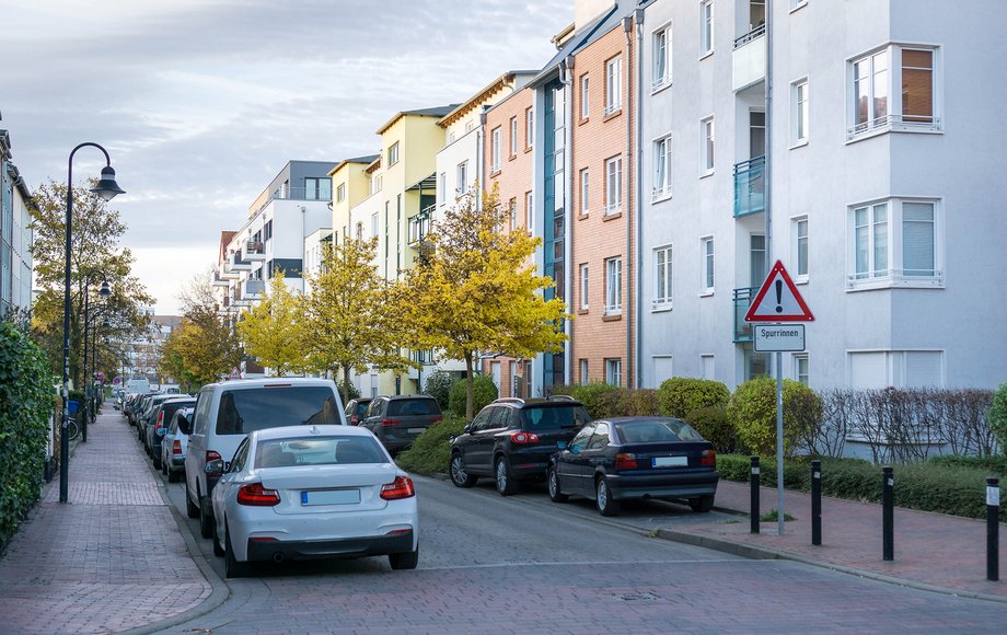 Eine städtische Wohngegend mit geparkten Autos
