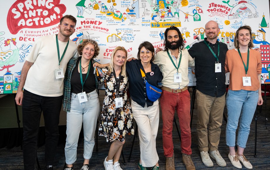 Gruppenbild vor bunt beschrifteter Wand