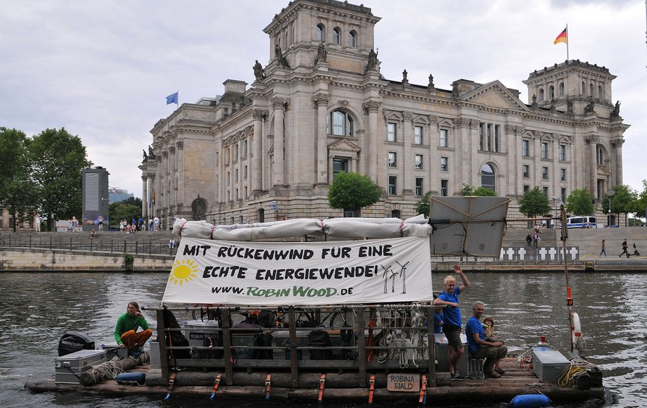 Das Floß von Robin Wood auf der Spree