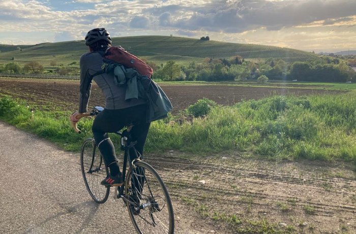 Fahrradfahrer von hinten in einer schönen Naturlandschaft