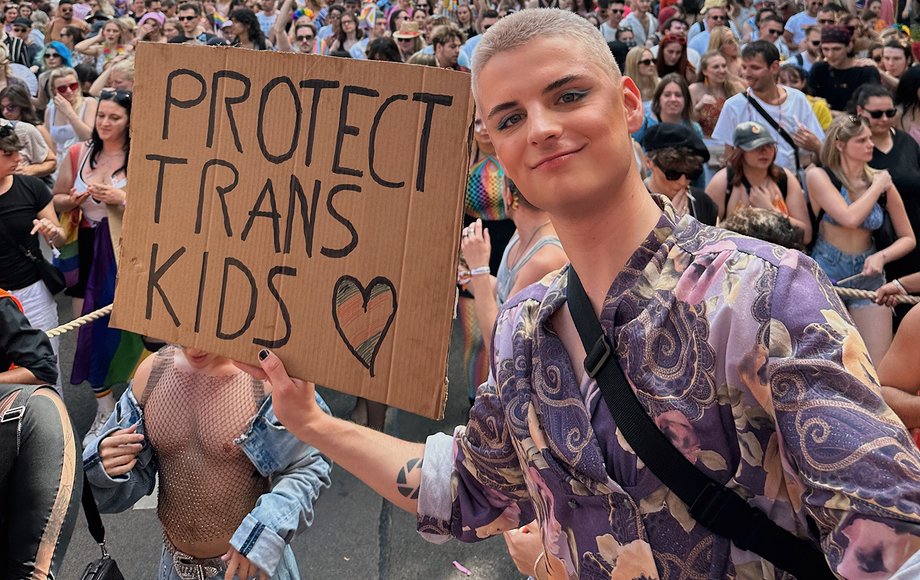 Fabian Grischkat mit Schild „Protect trans kids“