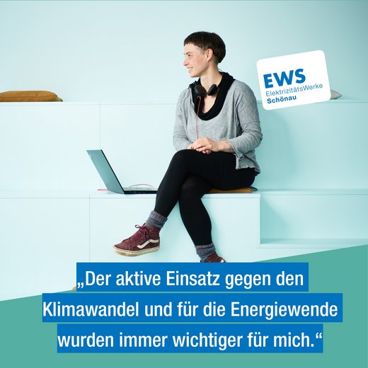 Frau an Laptop, Zitat: „Der aktive Einsatz gegen den Klimawandel und für die Energiewende wurden immer wichtiger für mich.“