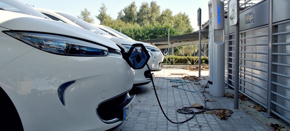 Angeschlossenes E-Auto beim Ladevorgang