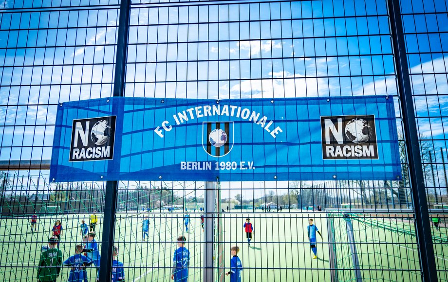 Banner des FC Internationale Berlin am Maschendrahtzaun aufgehängt