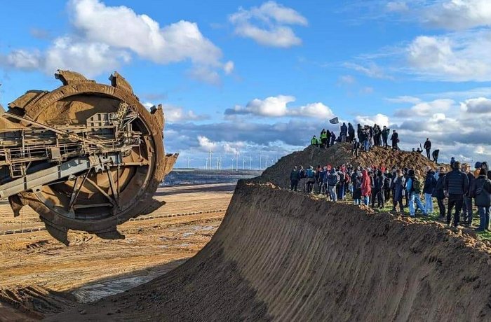 Aktivisten an der Abbruchkante stehen Schaufelradbagger gegenüber